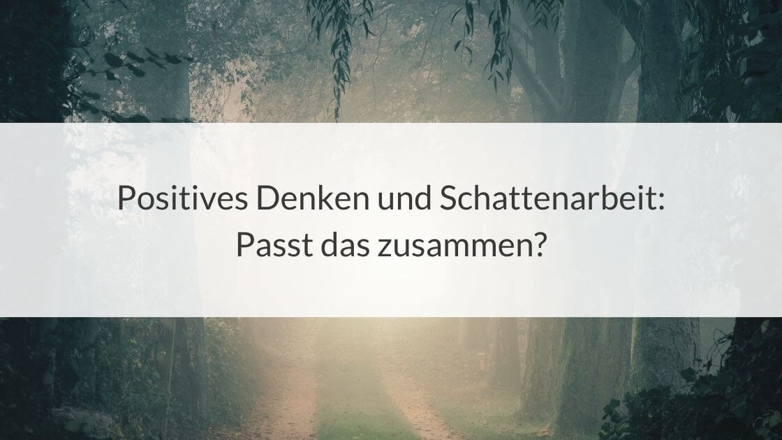 Titelbild des Blogartikels mit dem Text: „Positives Denken und Schattenarbeit: Passt das zusammen?“. Der Hintergrund zeigt einen Waldweg im dichten Nebel, der im Hintergrund heller wird.
