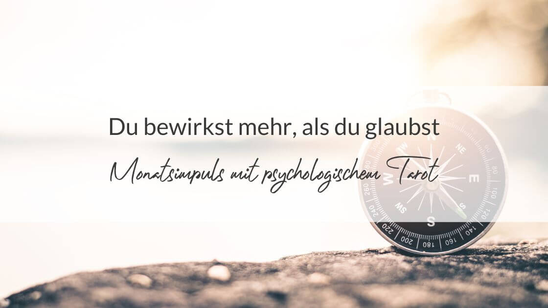 Kompass im Sonnenlicht mit der Aufschrift: Du bewirkst mehr, als du glaubst – Monatsimpuls mit psychologischem Tarot