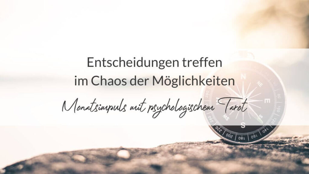 Kompass im Sonnenlicht mit der Aufschrift: Entscheidungen treffen im Chaos der Möglichkeiten - Monatsimpuls mit psychologischem Tarot