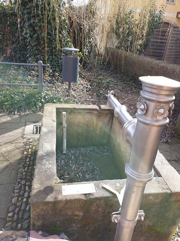 kleiner Brunnen ohne Wasser
