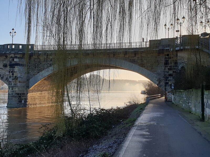 Stadtbrücke über der Elbe mit Flussnebel am Morgen