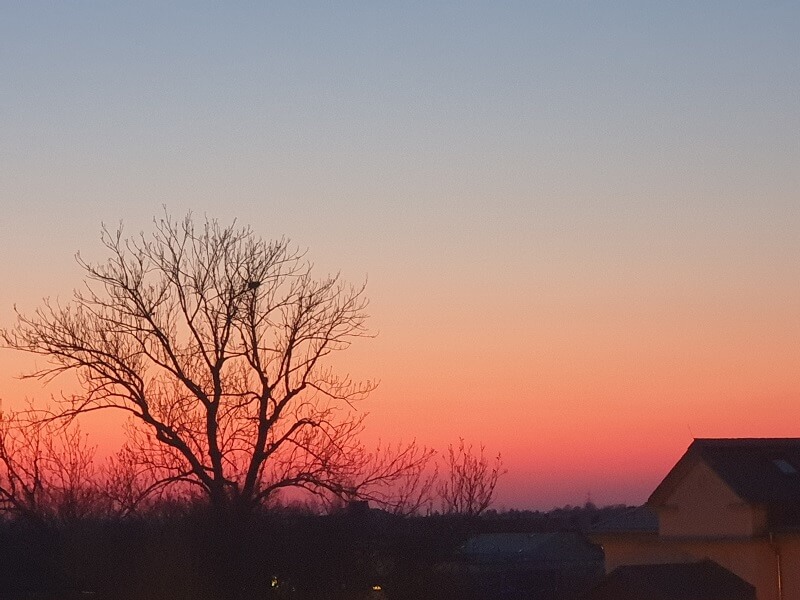 abendlicher Blick aus dem Fenster bei Sonnenuntergang