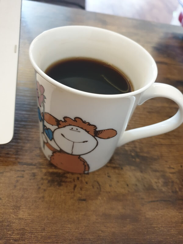 Kaffeetasse auf dem Schreibtisch