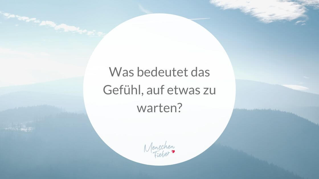 Im Hintergrund Nebel und Sonne in den Bergen, im Vordergrund der Text: Was bedeutet das Gefühl, auf etwas zu warten?