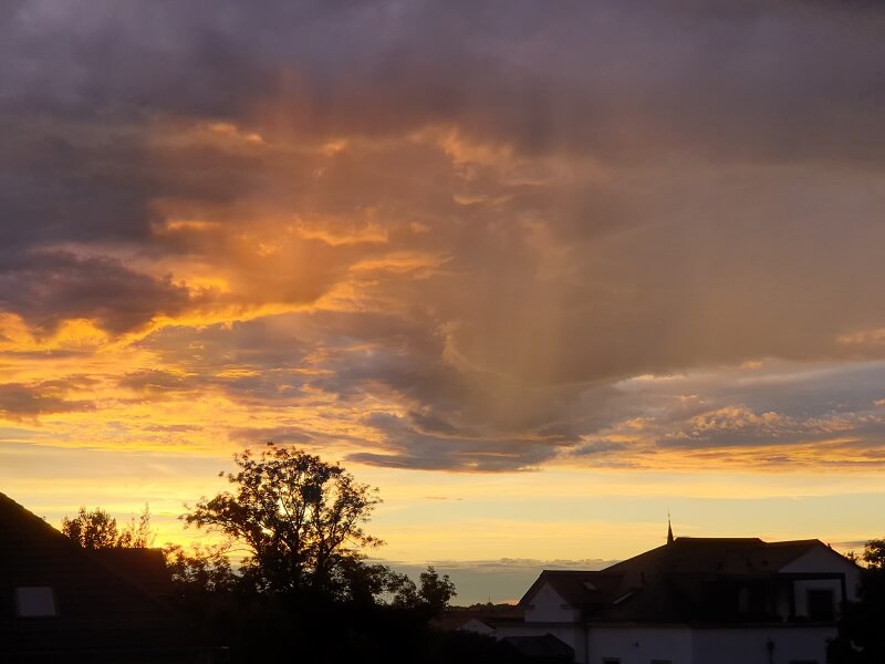 Abendhimmel mit dicken Wolken und Sonnenuntergang