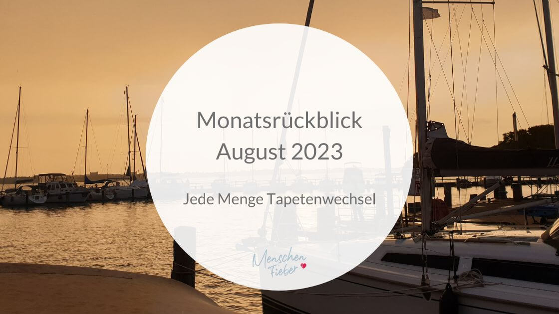 Hafen nach dem Regen bei Sonnenuntergang mit dem Text: Monatsrückblick August 2023: Jede Menge Tapetenwechsel