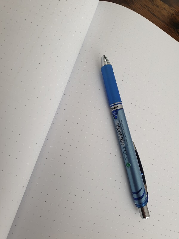 aufgeschlagenes Notizbuch mit Stift