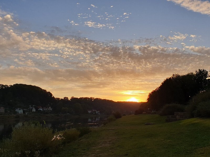 Sonnenaufgang an der Elbe