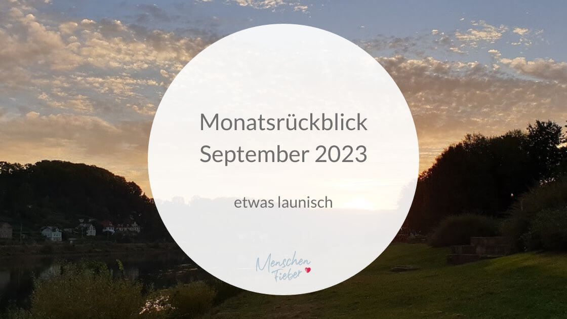 Sonnenaufgang an der Elbe mit der Aufschrift: Monatsrückblick September 2023 - etwas launisch