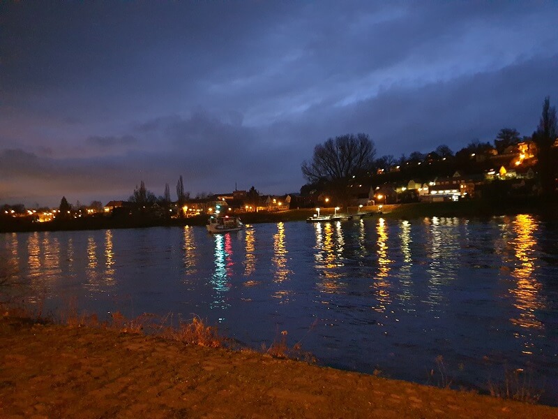 Stadtlichter spiegeln sich in der Elbe