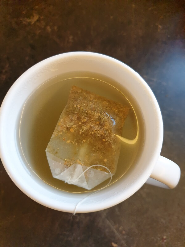 Teebeutel in Teetasse mit Wasser