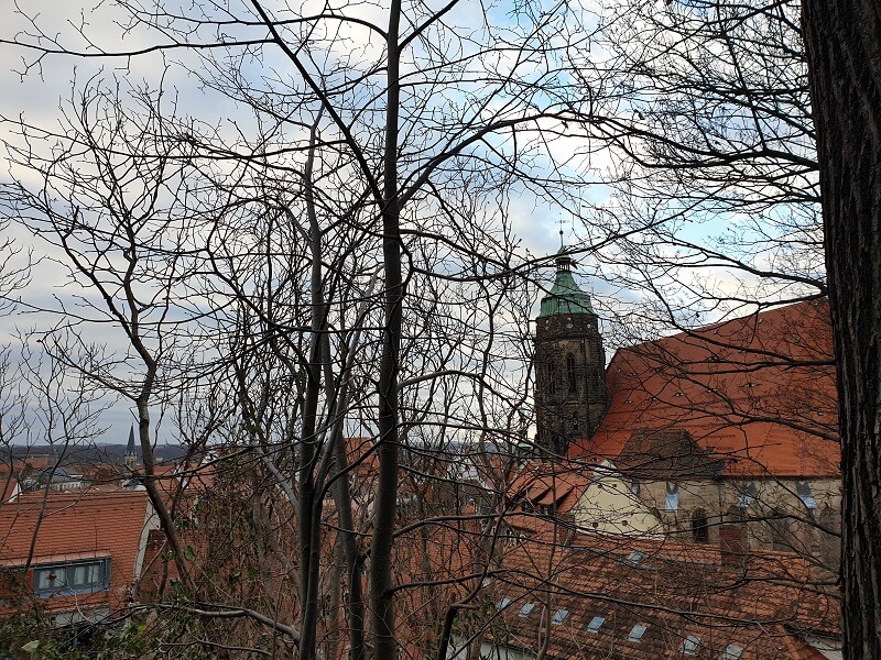 Altstadt mit Kirchturm und Bäumen
