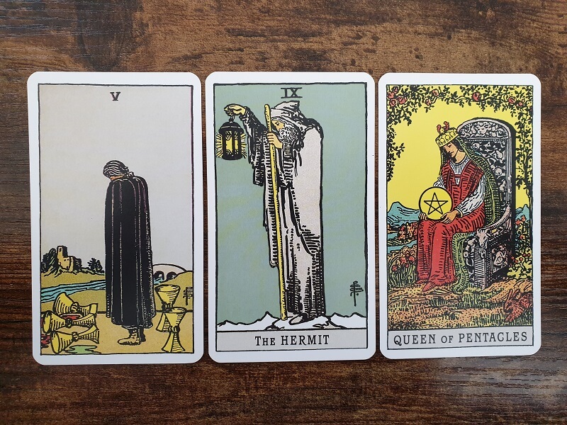 3 Tarotkarten: 5 der Kelche, Der Eremit und die Königin der Münzen