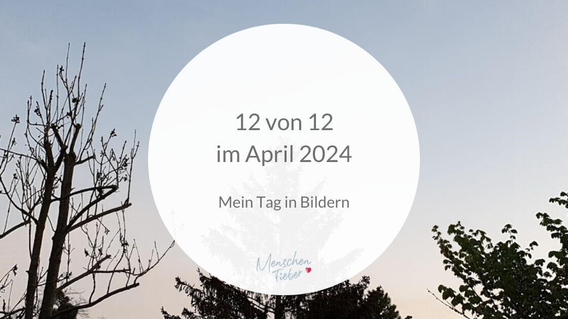 Morgenhimmel hinter Bäumen mit Aufschrift: 12 von 12 im April 2024 - mein Tag in Bildern