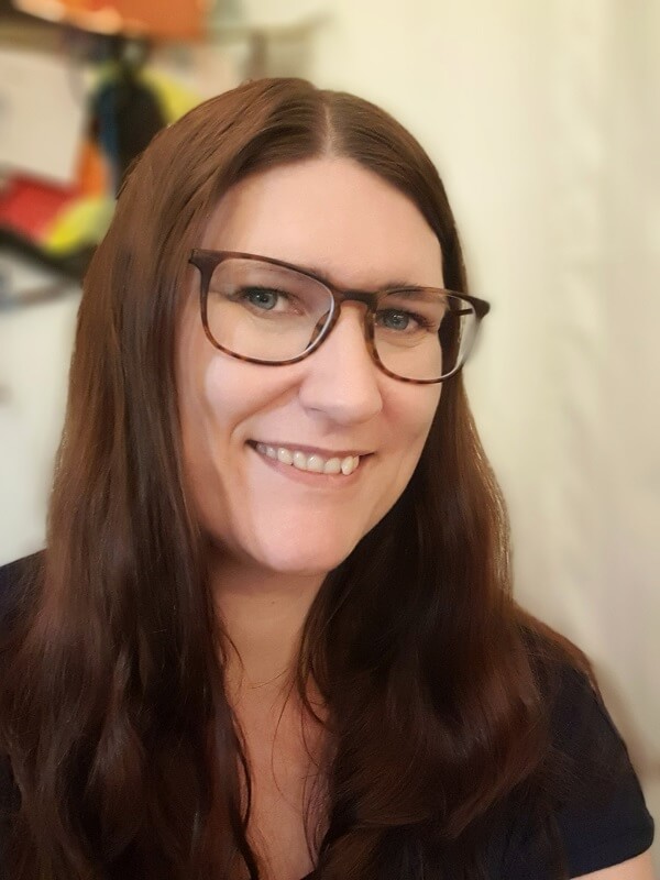 Anett an ihrem Schreibtisch