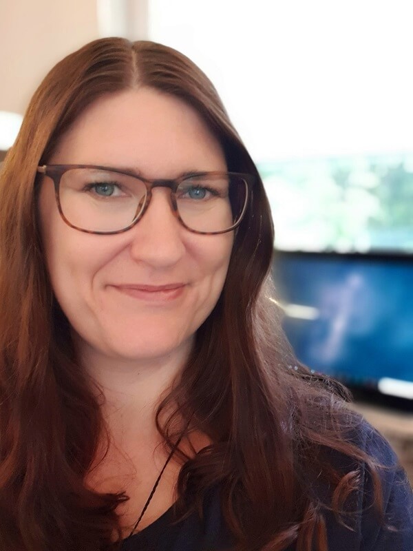 Anett an ihrem Arbeitsplatz