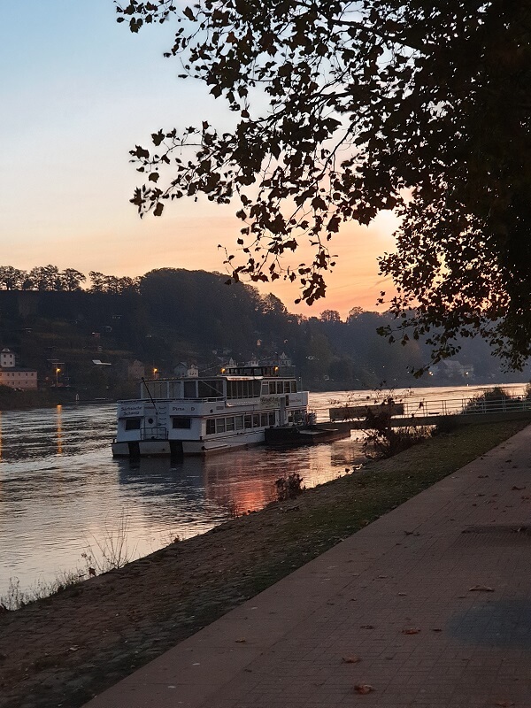Dampfschiff auf der Elbe im Sonnenaufgang