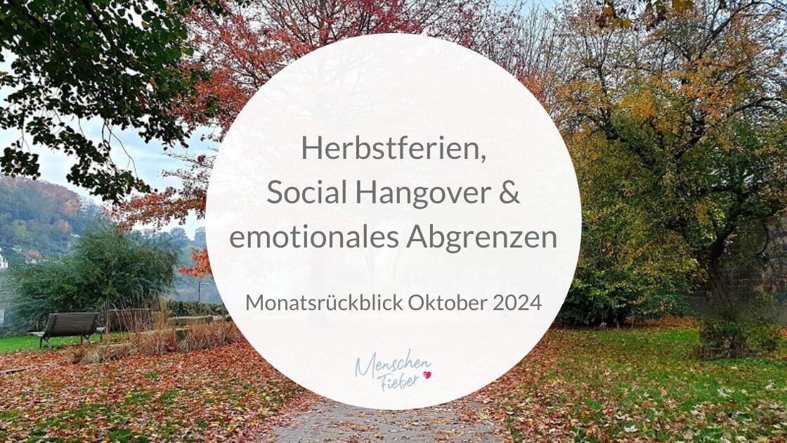 bunte Herbstlandschaft mit der Aufschrift: Monatsrückblick Oktober 2024: Herbstferien, Social Hangover und emotionales Abgrenzen