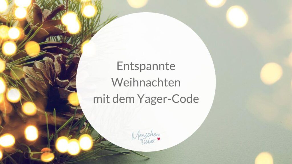 Tannenzweige mit Zapfen und Lichterkette mit der Aufschrift: Entspannte Weihnachten mit dem Yager-Code