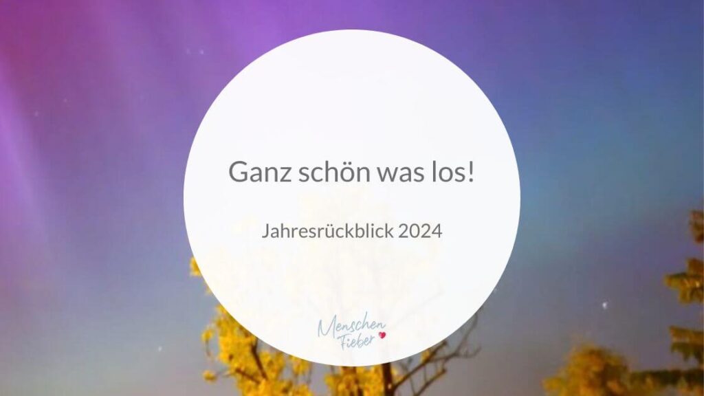 lilafarbene und grüne Polarlichter und die Aufschrift: Ganz schön was los - Jahresrückblick 2024
