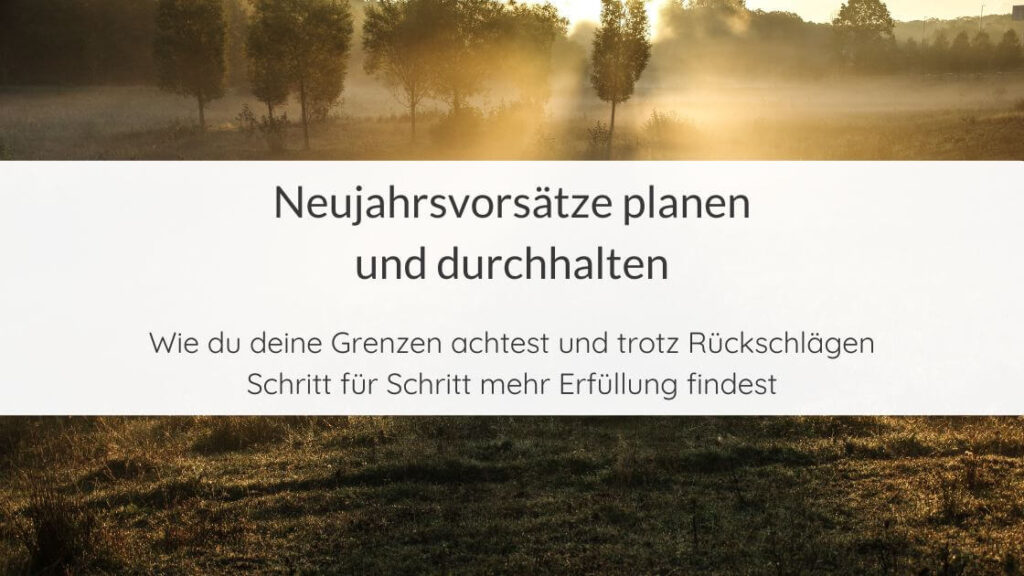 Feld mit vereinzelten Bäumen in der Morgensonne bei leichtem Nebel mit der Aufschrift: Neujahrsvorsätze planen und durchhalten - Wie du deine Grenzen achtest und trotz Rückschlägen Schritt für Schritt mehr Erfüllung findest