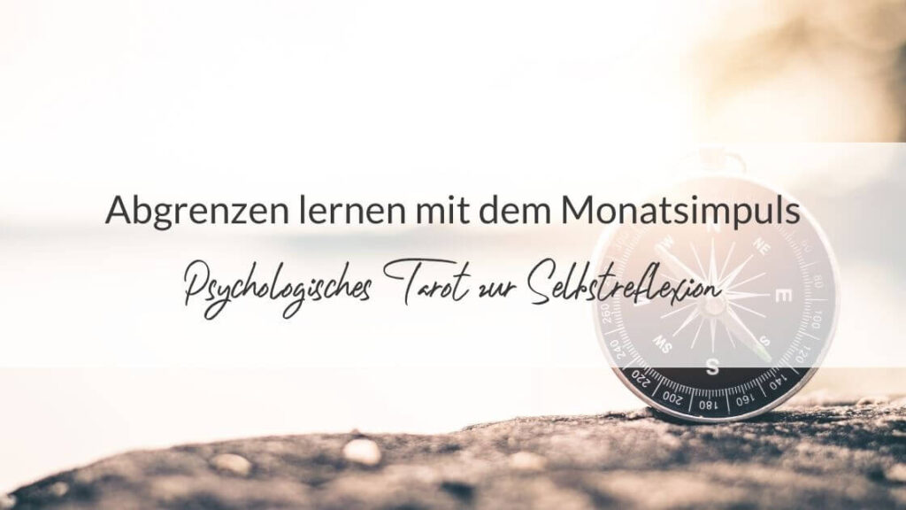 Kompass im Sonnenlicht und die Aufschrift: Was ist der Monatsimpuls? Psychologisches Tarot zur Selbstreflexion