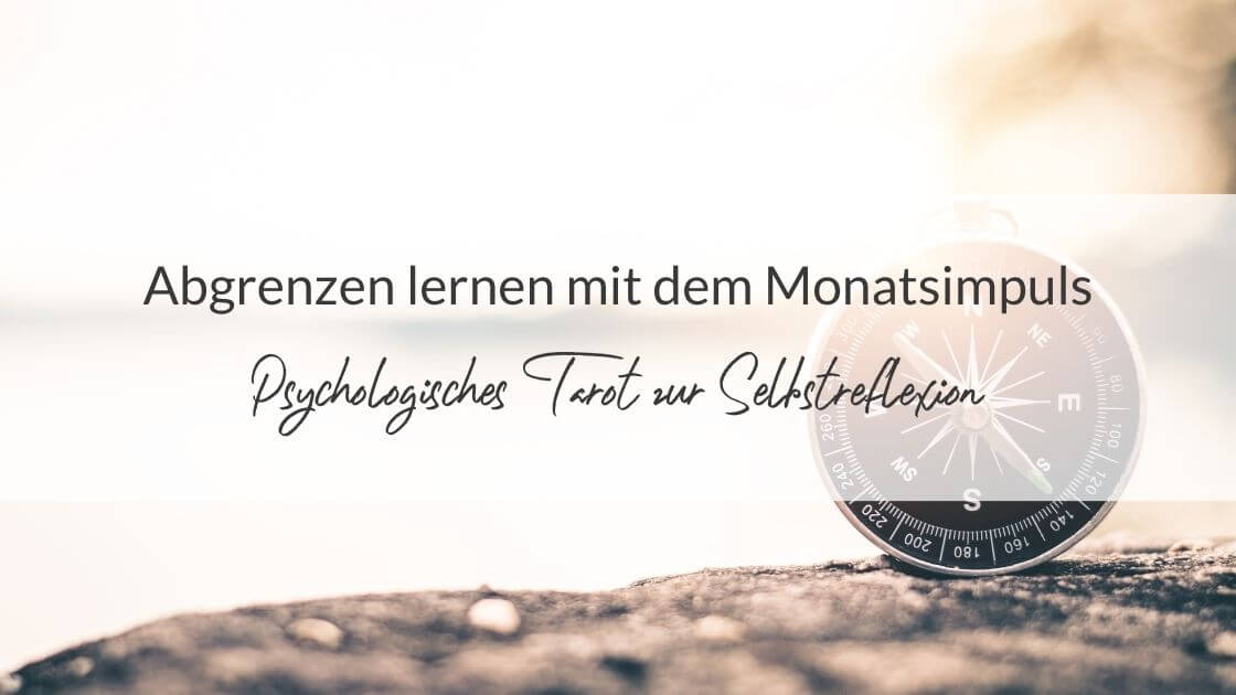 Kompass im Sonnenlicht und die Aufschrift: Was ist der Monatsimpuls? Psychologisches Tarot zur Selbstreflexion