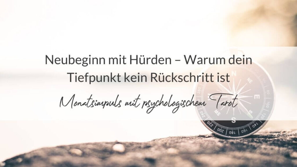 Kompass im Sonnenlicht mit der Aufschrift: Vom Hoch ins Tief – Warum dein Tiefpunkt kein Rückschritt ist | Monatsimpuls mit psychologischem Tarot