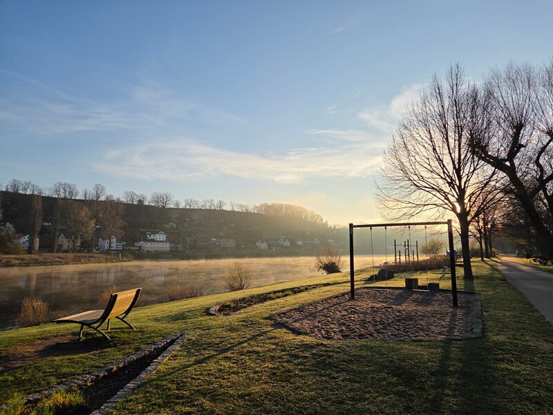 Entspannung pur: Flussnebel bei Morgensonne an der Elbe
