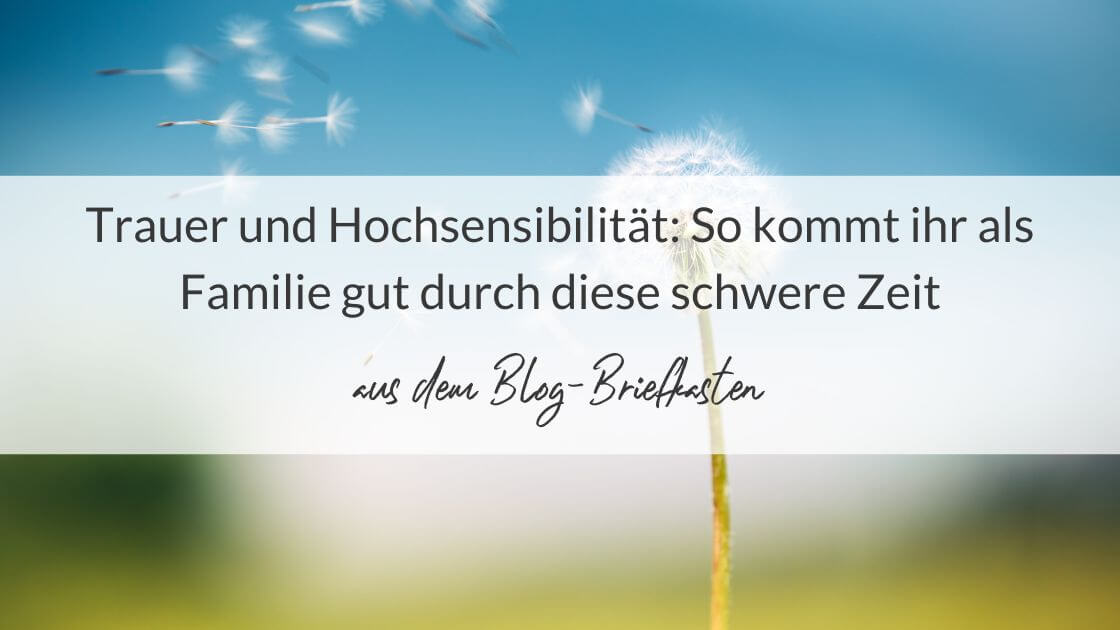 Pusteblume auf grüner Wiese und vor blauem Himmel mit der Aufschrift: Trauer uns Hochsensibilität - So kommt ihr als Familie gut durch diese schwere Zeit