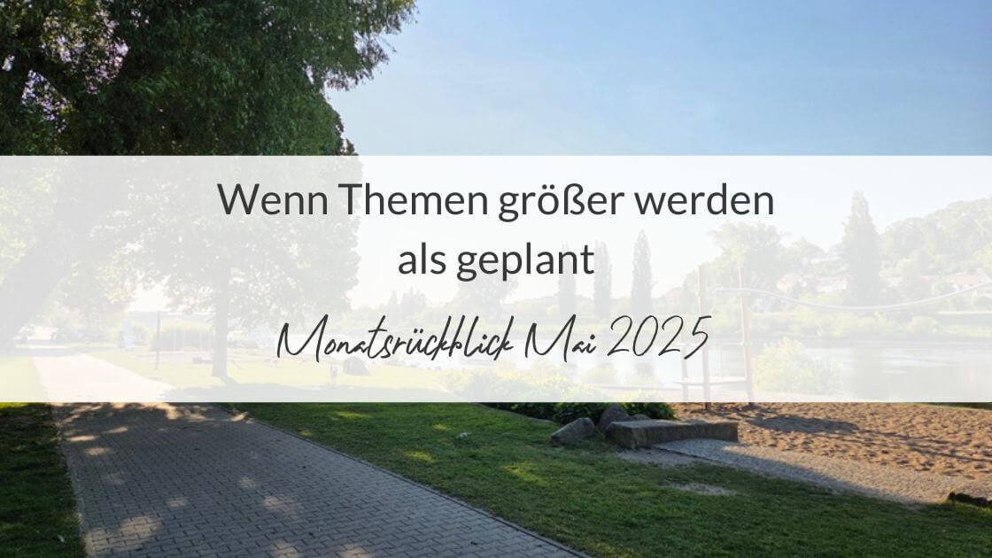 Monatsrückblick Mai 2025 Sonniger Frühlingstag am Elbufer und die Aufschrift: Monatsrückblick Mai 2025 – Wenn Themen größer werden als geplant