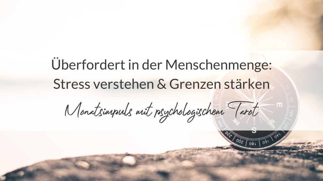 Kompass im Sonnenlicht mit der Aufschrift: Überfordert in der Menschenmenge: Stress verstehen und Grenzen stärken - Monatsimpuls