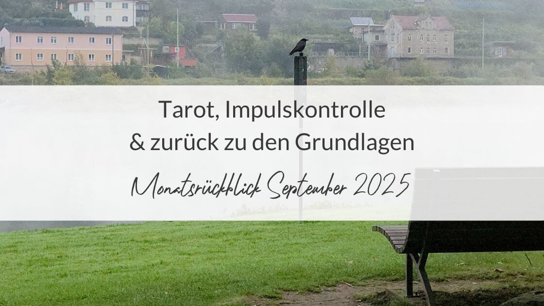 Krähe im Herbstnebel und die Aufschrift: Monatsrückblick September 2025 – Tarot, Impulskontrolle & zurück zu den Grundlagen