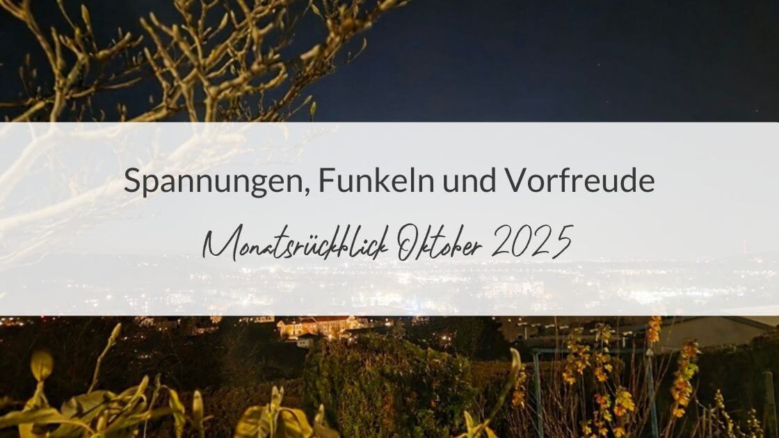 Stadtlichter am Abend und die Aufschrift: Spannungen, Funkeln und Vorfreude – Monatsrückblick Oktober 2025