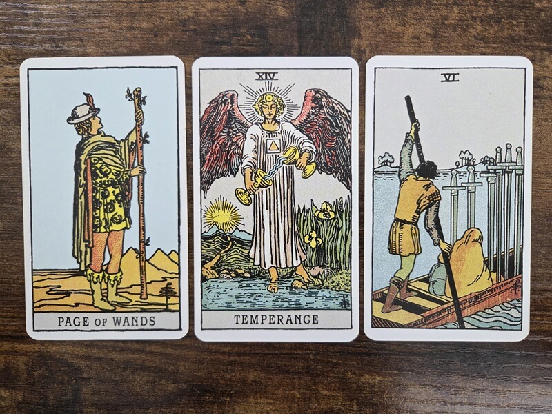 Wann Selbstfürsorge zur Pflicht wird Psychologisches Tarot für empathisches Abgrenzen: 3 Tarotkarten auf einem Holztisch zum Thema Wann Selbstfürsorge zur Pflicht wird