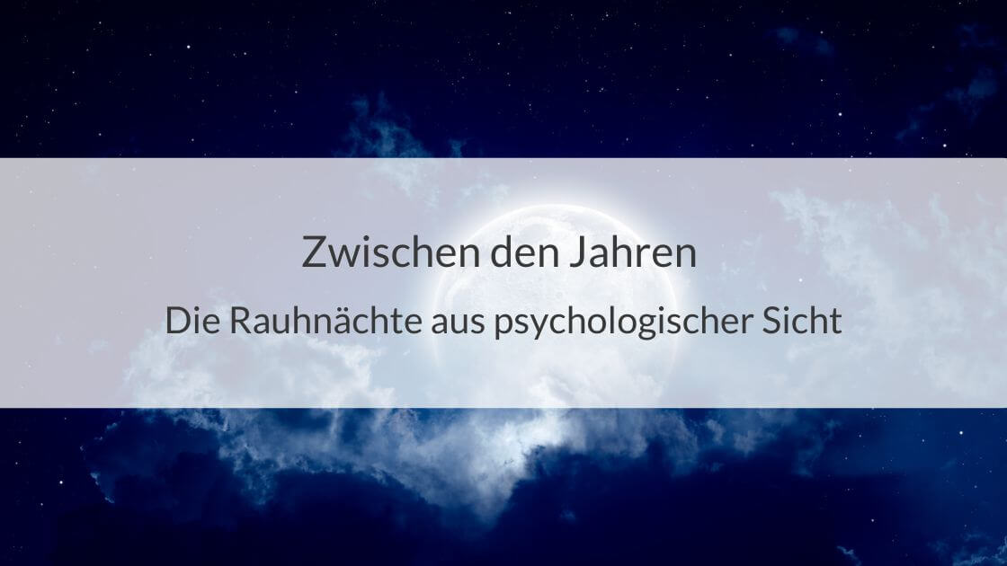 Bewölkter Vollmondhimmel und die Aufschrift: Zwischen den Jahren – Die Rauhnächte aus psychologischer Sicht