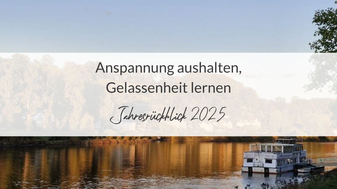 Abendsonne am Elbufer und die Aufschrift: Jahresrückblick 2025 – Anspannung aushalten, Gelassenheit lernen