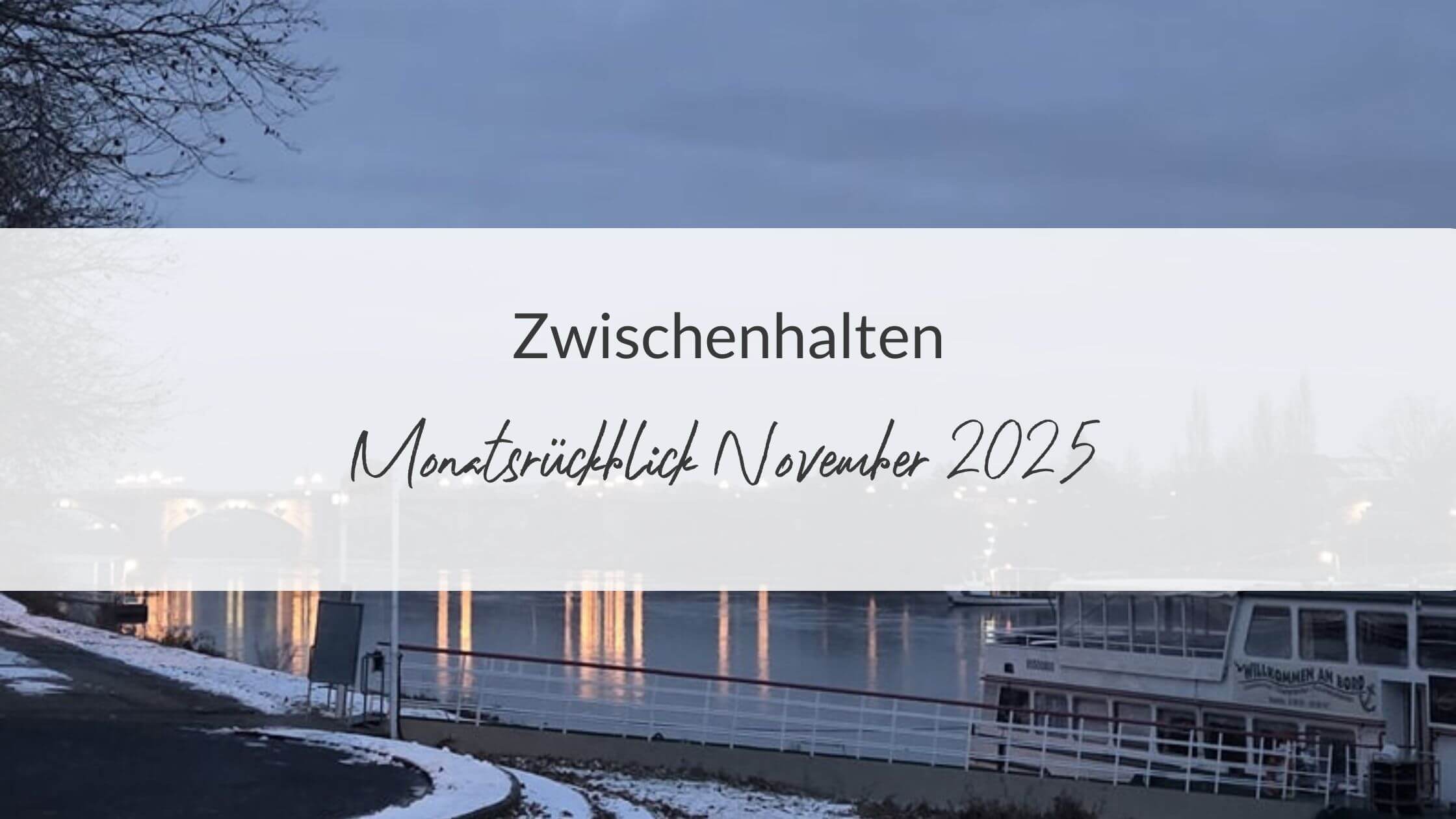 Elbufer im Winter und die Aufschrift: Zwischenhalten – Monatsrückblick November 2025
