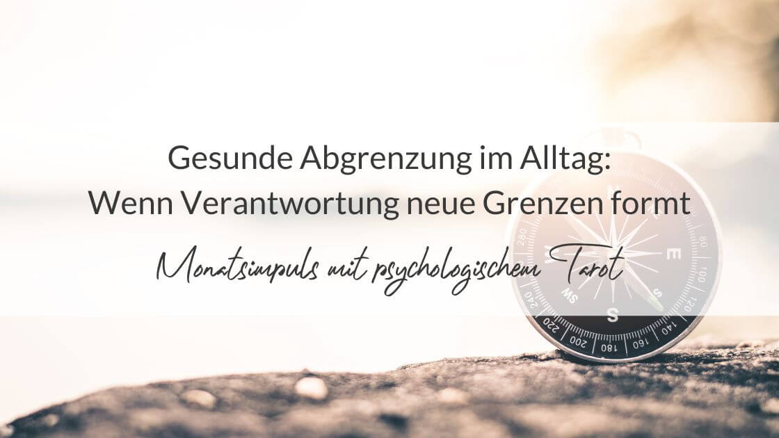 Kompass im Sonnenlicht mit der Aufschrift: Gesunde Abgrenzung im Alltag – Monatsimpuls mit psychologischem Tarot