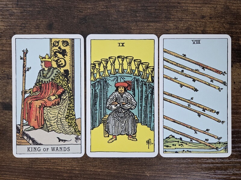 Psychologisches Tarot für empathisches Abgrenzen: 3 Tarotkarten auf einem Holztisch zum Thema „Gesunde Abgrenzung im Alltag“