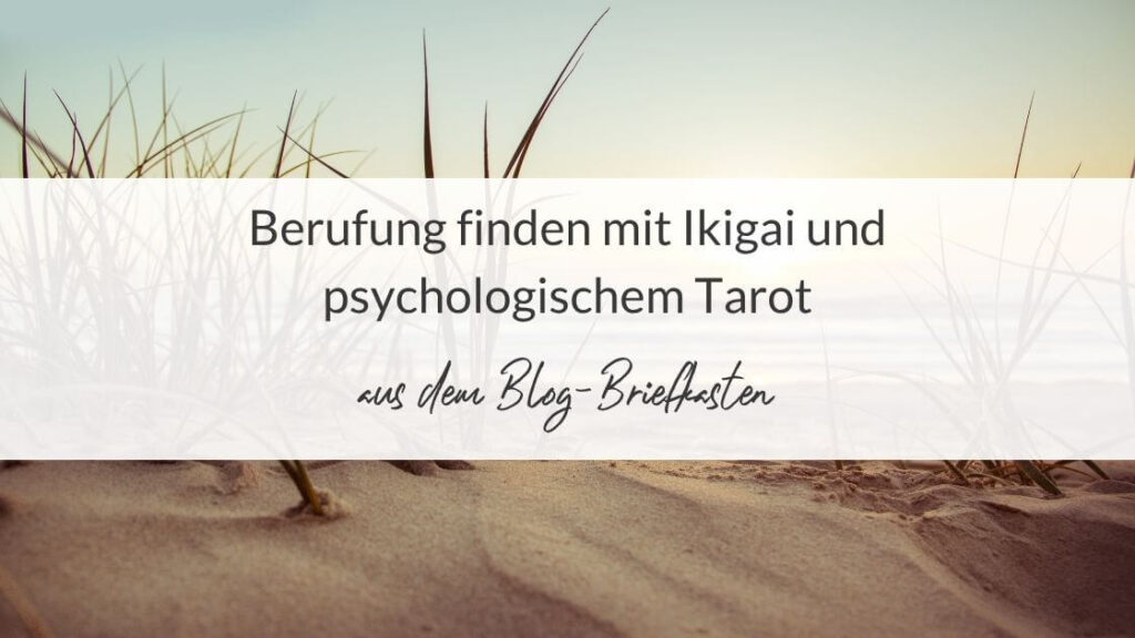 Titelbild des Blogartikels: Eine ruhige Küstenlandschaft mit Dünengras und Meer. Der Text im Bild lautet: Berufung finden mit Ikigai und psychologischem Tarot