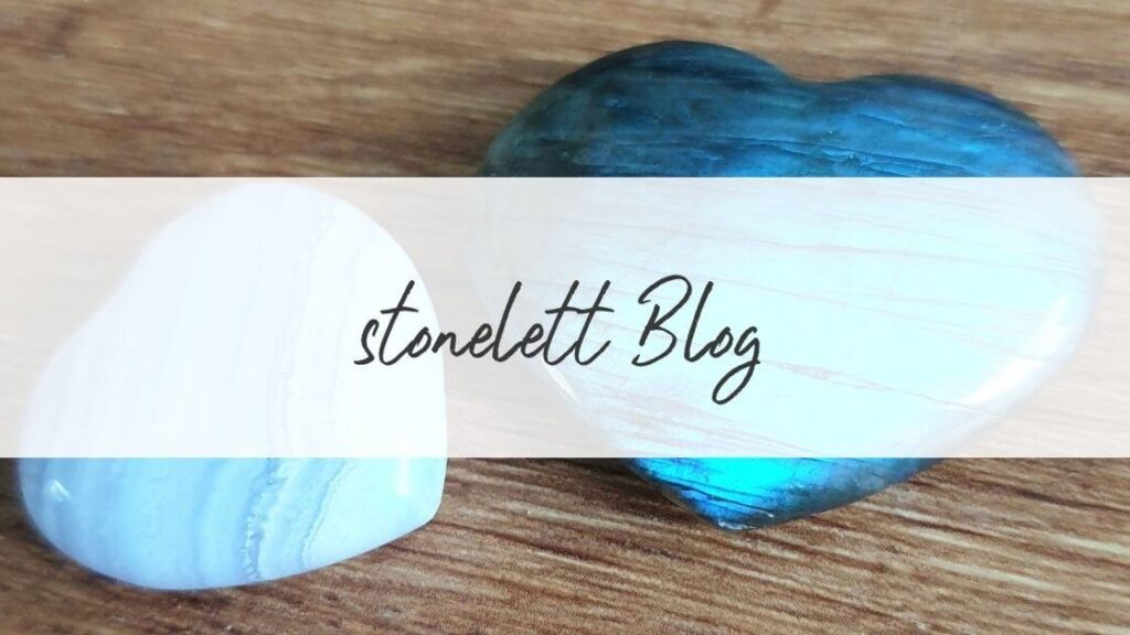 zwei blaue Edelsteine in Herzform auf einem Holztisch und die Aufschrift: stonelett Blog