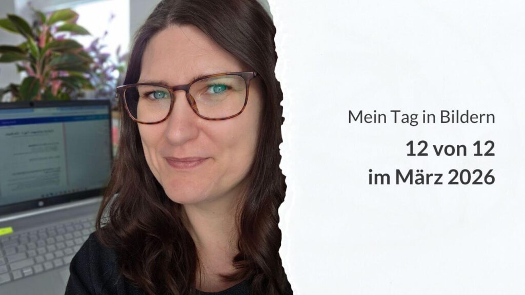Anett am Schreibtisch mit aufgeklappten Laptop und die Aufschrift: Mein Tage in Bildern – 12 von 12 im März 2026