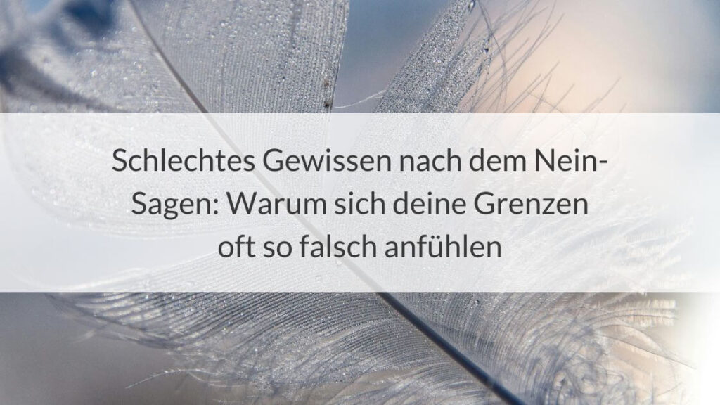 Nahaufnahme einer feinen, weißen Vogelfeder mit kleinen Wassertropfen auf den Ästen. Die fragile Feder symbolisiert die Sensibilität des Nervensystems bei einem schlechten Gewissen.