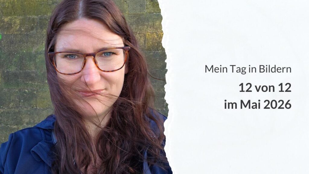 Ein geteiltes Bild: Links das Porträt einer Frau mit Brille, langen braunen Haaren und einer dunkelblauen Jacke vor einer Steinmauer. Rechts steht auf weißem Grund der Text: Mein Tag in Bildern – 12 von 12 im Mai 2026.