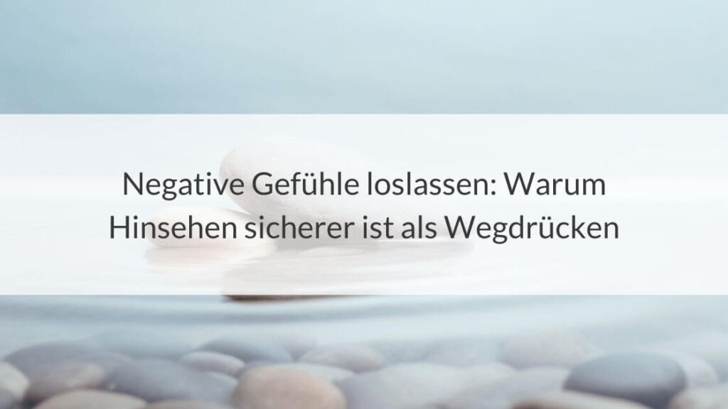 Helle Kieselsteine auf einer ruhigen Wasseroberfläche mit dem Text: Negative Gefühle loslassen: Warum Hinsehen sicherer ist als Wegdrücken