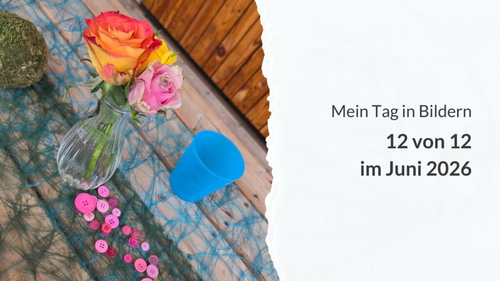 Grafik zur Blog-Aktion „12 von 12“: Mein Tag in Bildern, Juni 2026. Das Bild zeigt eine Vase mit bunten Rosen, einen blauen Becher und verstreute rosa Knöpfe auf einem Holztisch.