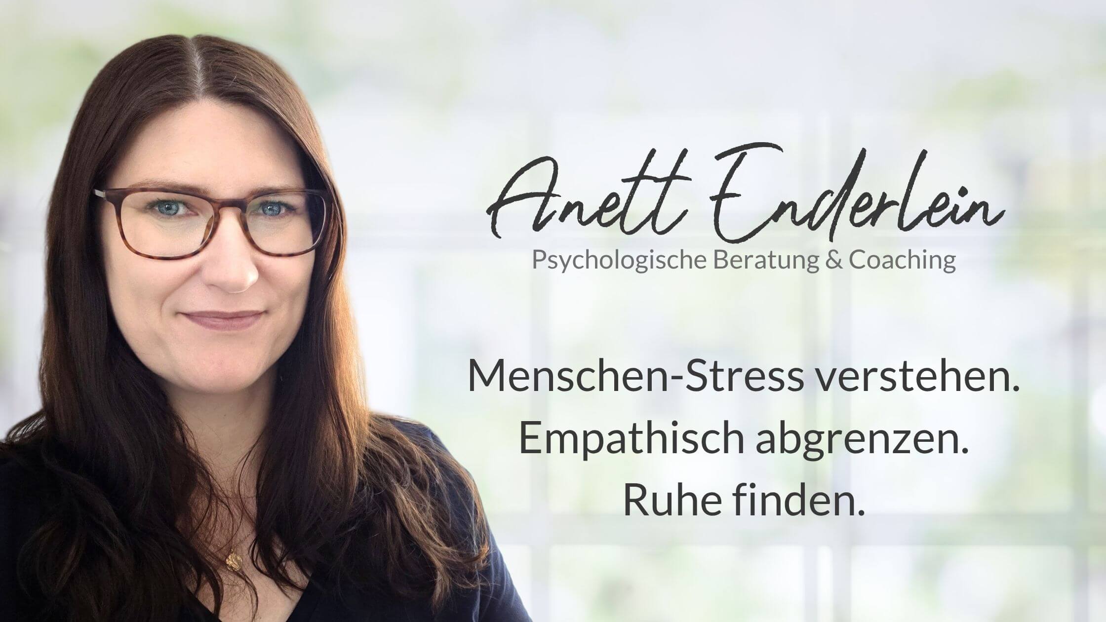 Anett Enderlein – empathisch abgrenzen & Stress reduzieren Porträt von Anett Enderlein vor hellem Hintergrund. Text im Bild: Psychologische Beratung & Coaching – empathisch abgrenzen & Stress reduzieren.
