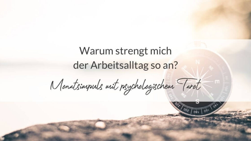 Kompass im Sonnenlicht mit der Aufschrift: Warum strengt mich der Arbeitsalltag so an? - Monatsimpuls mit psychologischem Tarot
