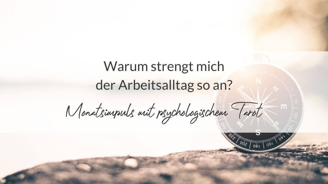 Kompass im Sonnenlicht mit der Aufschrift: Warum strengt mich der Arbeitsalltag so an? - Monatsimpuls mit psychologischem Tarot